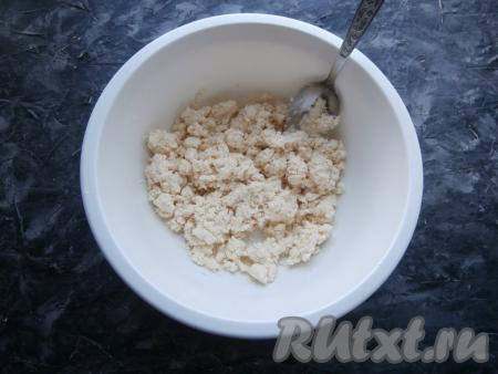 Перетереть масло с мучной смесью руками в мелкую крошку, а после этого добавить холодное молоко, чтобы крошка стала чуть мягче и крупнее.