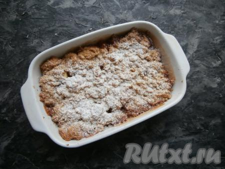 Дать крамблу остыть в форме до тёплого состояния, посыпать сахарной пудрой.