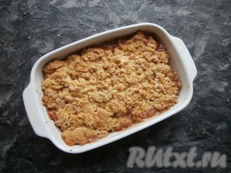 Выпекать яблочный крамбл в разогретой до 180 градусов духовке 30-40 минут.