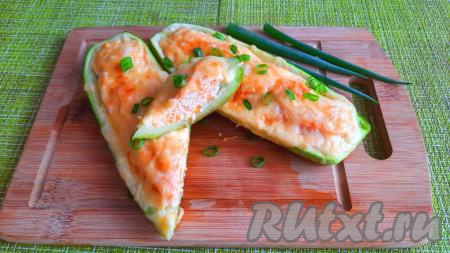 Лодочки из кабачков, запечённые с куриным фаршем в духовке, получаются аппетитными, вкусными, достаточно сытными. Это блюдо можно смело назвать диетическим, оно точно не навредит вашей фигуре. Готовьте кабачки по этому рецепту и наслаждайтесь их сочностью!