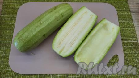 Кабачки хорошо вымыть и разрезать вдоль напополам. С молодых кабачков кожицу можно не счищать. Из каждой половинки удалить сердцевину с семечками так, чтобы получилась "лодочка" (удобно это сделать с помощью ложки).