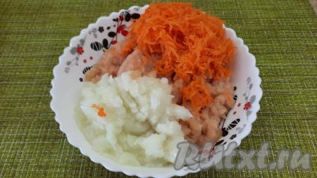 Куриный фарш для этого блюда можно взять покупной, а можно получить его, пропустив кусочки куриного мяса через мясорубку. В глубокой тарелке смешать куриный фарш, измельчённый лук и натёртую морковь, добавить 1/2 чайной ложки (или по вкусу) соли и хорошо перемешать.