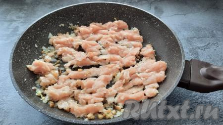 В сковороду к луку и грибам добавить куриный фарш, посолить и обжаривать минут 5, перемешивая и разбивая комочки фарша. Снять с огня, дать куриному фаршу с ножками шампиньонов и луком немного остыть и начинка для фарширования грибов готова.