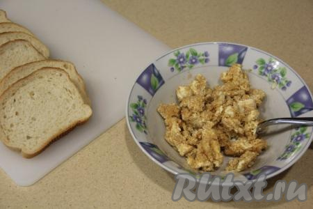 В тарелке соединить мягкое масло и сахар, тщательно перемешать.