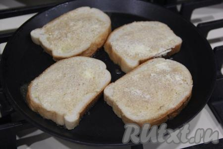 Сковороду хорошо разогреть, выложить подготовленные кусочки хлеба.&nbsp;