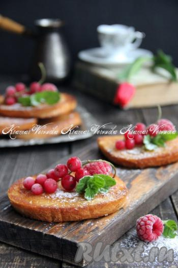 Вкусные, аппетитные, приятно похрустывающие гренки, приготовленные с сахаром без добавления молока и яиц,  сразу подать к чаю, украсив, по желанию, свежими ягодами.