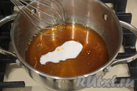 Мёд выложить в сотейник, поставить на небольшой огонь и прогреть, помешивая, до растапливания мёда (мёд должен стать достаточно жидким), затем всыпать соду.