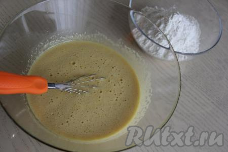 В яичную массу влить медовую смесь и уксус, перемешать до однородного состояния. Всыпать муку и перемешать венчиком, тесто для приготовления медового бисквита получится не очень густым.