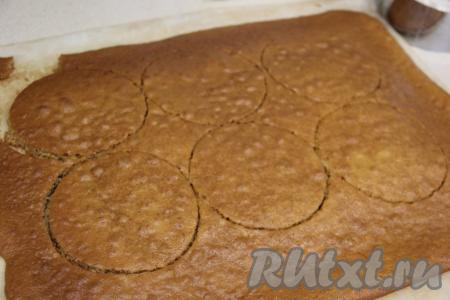 Затем вырезать заготовки пирожных&nbsp;любой&nbsp;формы,&nbsp;у меня кружочки диаметром 14 см. Где медовый бисквит был высокий, я его разрезала на две части.