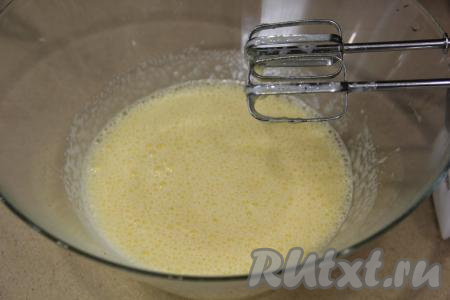 Взбивать яйца с сахаром в течение 7 минут с помощью миксера. Масса станет&nbsp;светлой и пышной, а сахар полностью растворится.