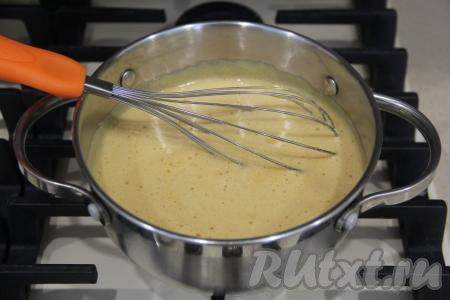 Помешивая венчиком, томить массу на медленном огне. Она станет светлеть и увеличится в объёме (как на фото).