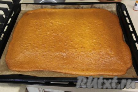 Выпекать коржи в разогретой духовке минут 15 при температуре 180 градусов. Готовые коржи остудить.