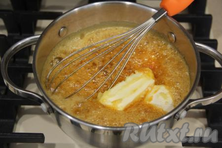 Добавить мягкое сливочное&nbsp;масло (масло должно быть, примерно, комнатной температуры), перемешать.