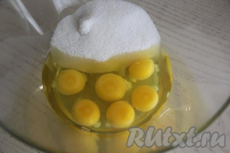 Яйца соединить в глубокой миске с сахаром.