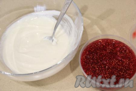 Для приготовления крема соединить сметану и сахар, перемешать и отставить в сторону до полного растворения сахара. Подготовить ягодную прослойку (у меня малина, перетёртая с сахаром, но можно заменить на любое варенье, джем).