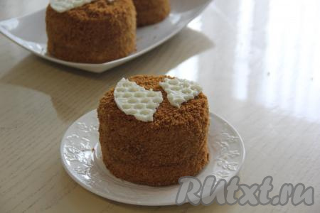 Украсить пирожные по вашему вкусу (я сделала медовые соты из белого шоколада).