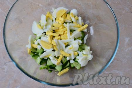 Нарежьте яйца на достаточно тонкие полоски и добавьте к огурцам.