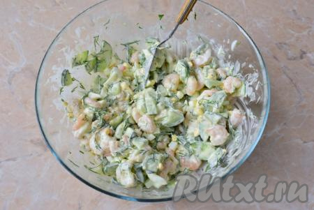 Салат перед подачей нужно немного охладить в холодильнике, а после этого переложить в салатник.