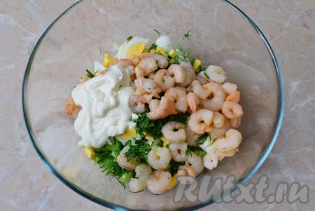 Креветки я использую салатные, уже в готовом виде. Если у вас креветки в панцире, то сначала их следует отварить: вскипятите воду, посолите её по вкусу выложите замороженные креветки, варите 1,5-2 минуты с момента закипания. Затем откиньте креветки на дуршлаг, ополосните холодной водой и очистите от панциря, освободив мясо, дайте полностью остыть. Для салата нам понадобится 150 грамм очищенных креветок. Добавьте креветки и мелко нарезанный укроп в салат из свежих огурчиков и яиц, заправьте майонезом, если нужно, подсолите, хорошо перемешайте.