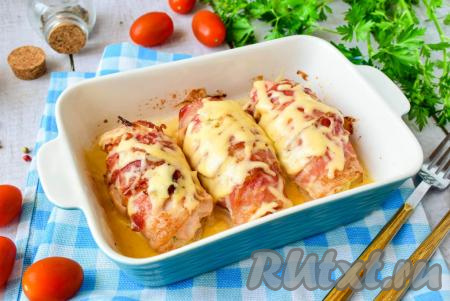 Готовые куриные рулетики&nbsp;с грибами&nbsp;в беконе извлеките из духовки и сразу же горячие посыпьте&nbsp;натёртым сыром. Сыр сразу начнёт плавиться на горячих рулетах.