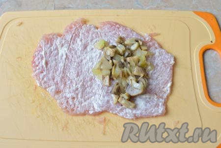 На край выложите немного грибной начинки.