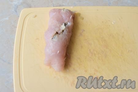 Скрутите куриное филе с грибной начинкой в рулет.