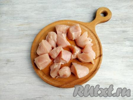 Промыть и обсушить куриное филе, затем нарезать небольшими кусочками весом около 10 грамм.