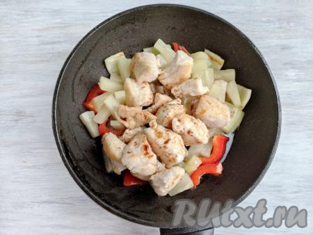 Затем выложить в сковороду обжаренные куриные кусочки, добавить соевый соус и уксус, перемешать, готовить на среднем огне 2 минуты.