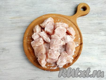Обвалять со всех сторон кусочки куриного мяса в крахмале.