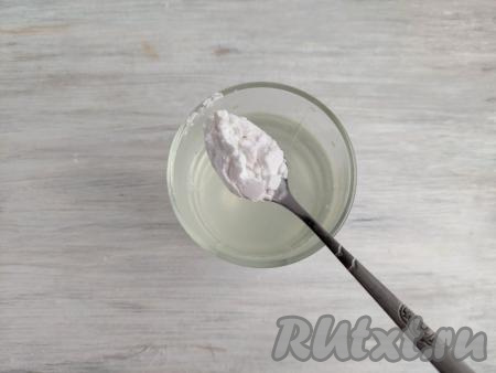 Крахмал смешать с 100-120 мл ананасового сиропа и вылить в сковороду.