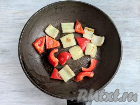 Переложить обжаренную курочку на тарелку. Сладкий перец очистить и нарезать квадратами. Обжаривать перец пару минут с двух сторон на среднем огне на сковороде, в которой жарилась курица.