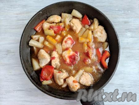 Готовить на среднем огне под крышкой около 7-10 минут с момента закипания соуса. Если соус сильно загустеет, добавить немного горячей воды.