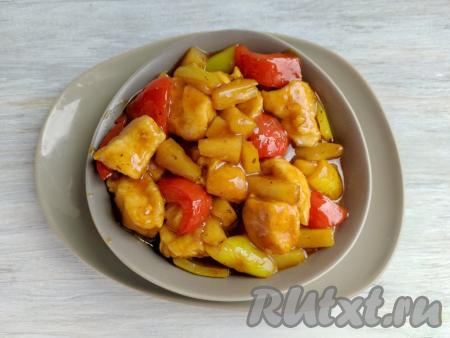 Переложить курицу в кисло-сладком соусе на тарелку для подачи.