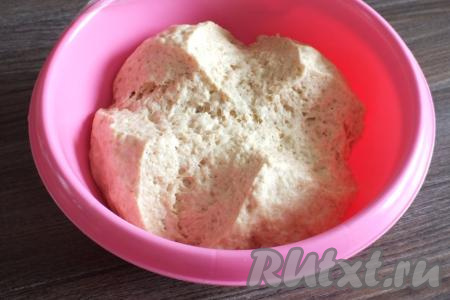 По истечении времени тесто увеличится в объёме раза в 2-3, теперь оно готово к разделке.