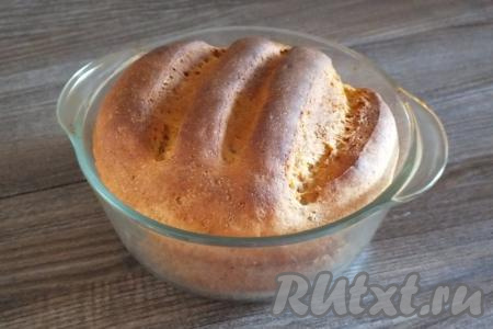 Через указанное время достаньте хлеб из духовки. Он должен быть равномерно румяным и при постукивании издавать глухой звук.