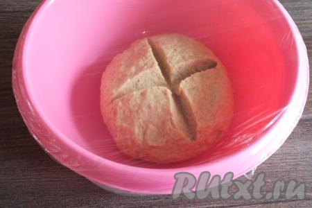 Замешанное тесто должно получиться мягким, податливым, незначительно липнуть к рукам (смажьте руки растительным маслом и его будет вымешивать достаточно комфортно). Миску смажьте растительным маслом, выложите тесто, округлите его. Сделайте крестообразный разрез на поверхности теста. Миску с тестом затяните пищевой плёнкой и оставьте в тепле, ориентировочно, часа на 1,5.