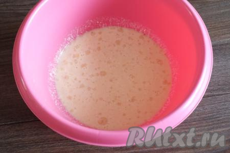 В глубокой миске смешайте тёплую простоквашу (температура простокваши должна быть не более 40 градусов), яйцо, сухие дрожжи и сахар, перемешайте и оставьте минут на 15 (это время нужно для того, чтобы дрожжи начали работать).