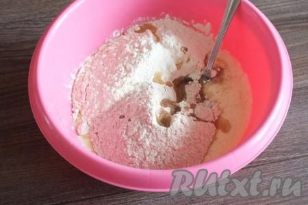 По истечении 15 минут дрожжевая смесь начнёт пузыриться, добавьте к ней 2 столовые ложки&nbsp;растительного масла и соль, всыпьте пшеничную и ржаную муку.