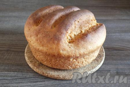 Переложите хлеб из формы на доску (или решётку), охладите. Желательно дать выпечке отлежаться в течение 5-6 часов.