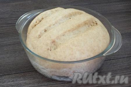 Тесто за это время хорошо увеличится в объёме. Поставьте хлеб выпекаться в разогретую до 180 градусов духовку минут на 35-40.