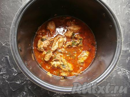 Продолжать готовить чахохбили из курицы под закрытой крышкой мультиварки до сигнала (ещё 15 минут).