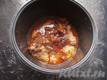 Далее к кусочкам курицы добавить соль, хмели-сунели, паприку, перец чёрный и чили молотые, кориандр, снова закрыть крышку и выставить на 30 минут режим "Тушение".