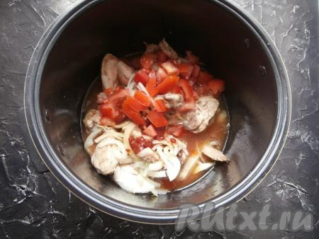 Влить воду и выставить режим "Тушение" на 15 минут, крышку мультиварки нужно закрыть.