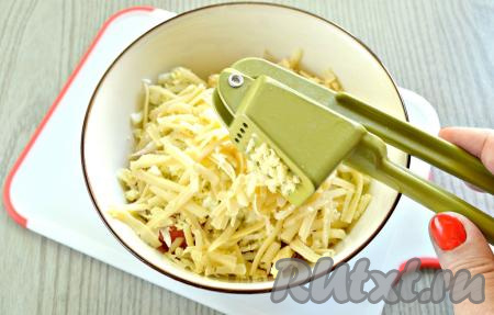 Очищаем крупный зубчик чеснока, пропускаем его через пресс (или натираем на мелкой тёрке) прямо в салатник.