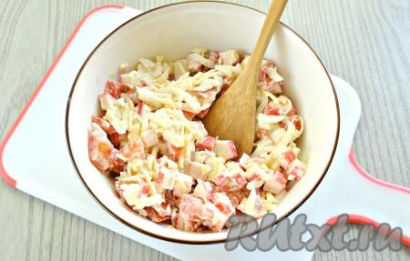 Тщательно, но аккуратно, стараясь сильно не мять помидоры, перемешиваем салат. Пробуем на вкус, при необходимости, подсаливаем.