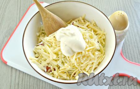 Добавляем майонез.