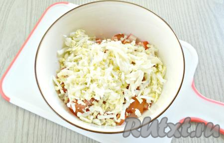 Яйца, заранее отваренные в течение 8-10 минут, после остывания очищаем, натираем на крупной тёрке и тоже выкладываем в салатник.