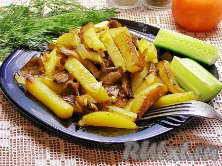 Ароматный и аппетитный жареный картофель с вешенками и луком готов. Подаём его к столу как самостоятельное блюдо или как гарнир к мясу.