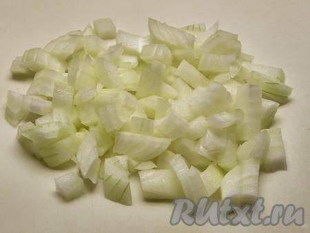 С луковицы снимаем шелуху и нарезаем кубиками среднего размера.