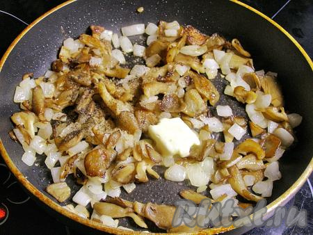 Затем кладём в сковородку кусочек сливочного масла, солим, по желанию, перчим, хорошо перемешиваем и после растапливания масла убираем сковороду с вешенками и луком с огня.